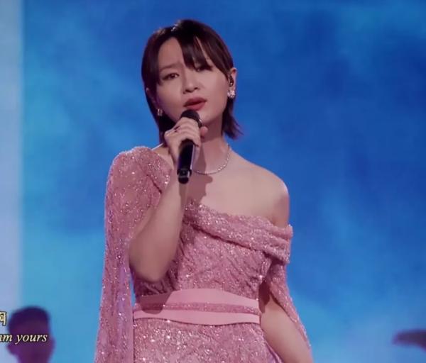 中秋晚會：周深背影好絕，撒貝南唱歌憋笑，劉詩詩對不起這身衣服