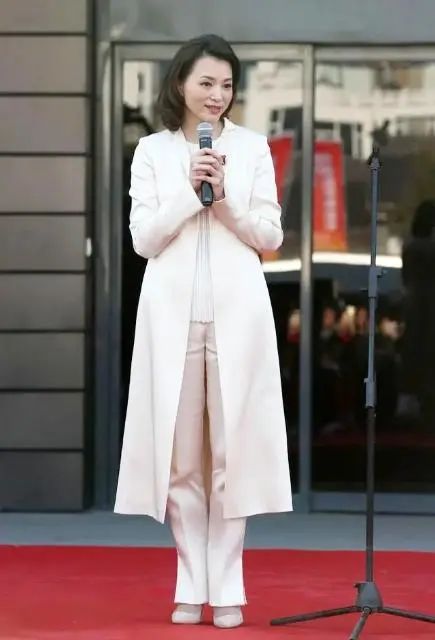 董卿真是優雅到骨子裡!穿風衣扎丸子頭走機場,46歲無懼素顏上陣 董卿真是優雅到骨子裡!穿風衣扎丸子頭走機場,46歲無懼素顏上陣