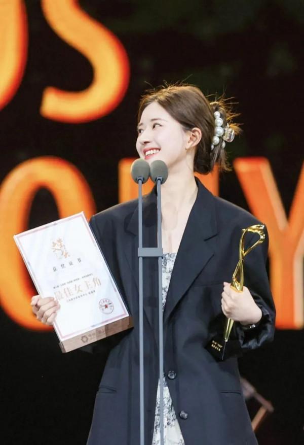 別再披頭散髮了!這幾款顯高吸睛的髮型,氣質又撩人 別再披頭散髮了!這幾款顯高吸睛的髮型,氣質又撩人