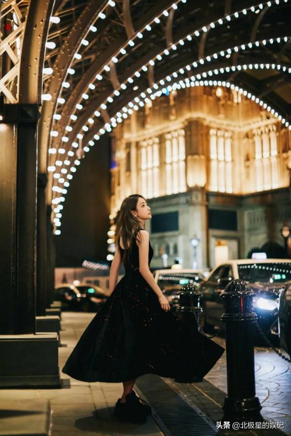 吳佳怡一身金邊腰線黑裙勾勒姣好腰線，氣質優雅