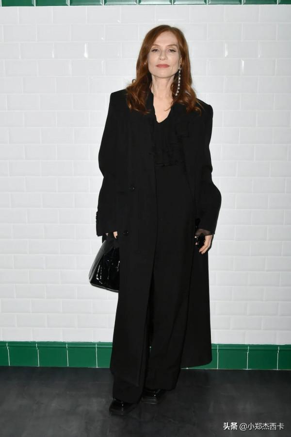 69歲坐頭排參加時裝週，歲月不敗美人真絕了