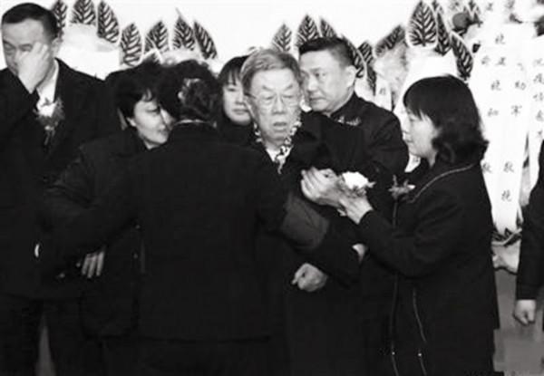 86歲的王蒙:在髮妻追悼會上,像個孩子一樣失聲痛哭 86歲的王蒙:在髮妻追悼會上,像個孩子一樣失聲痛哭