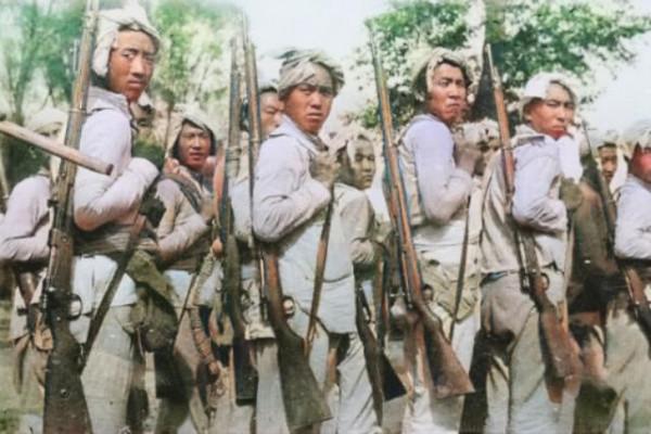 眼看鬼子要屠村，“偽”保長急中生智大喊：“快抓，別讓它跑了”