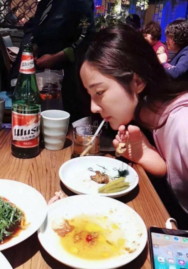 無臂女孩楊莉，她用“雙腳”考上了大學，寫字和燒飯全都自己解決