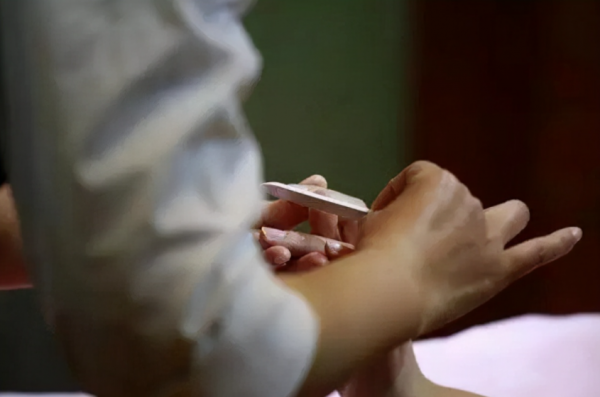 不能用手直接觸控身體，入殮師：與鬼神無關，即便是親人也不可以