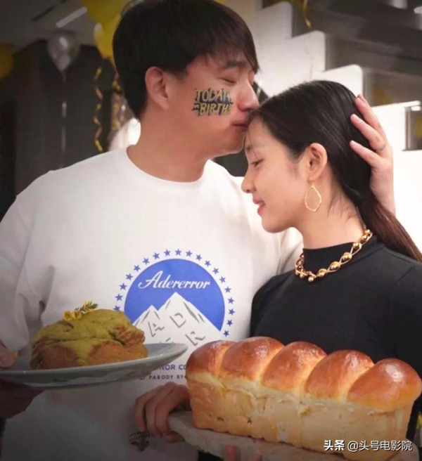 黃多多16歲戴金鍊塗眼影，爸爸萌娃早熟！曹格女兒11歲露肩畫眼線