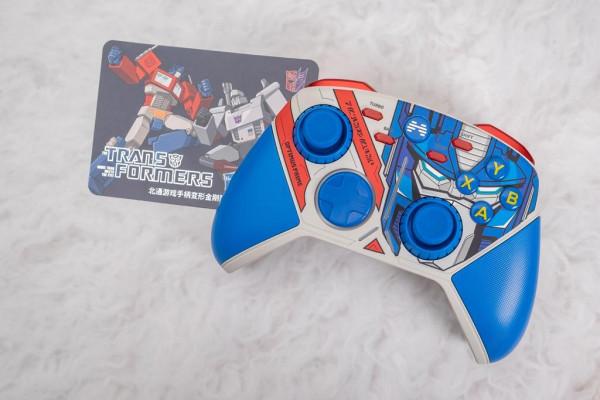 北通推變形金剛遊戲手柄限定版，再現塞伯坦的英雄史詩