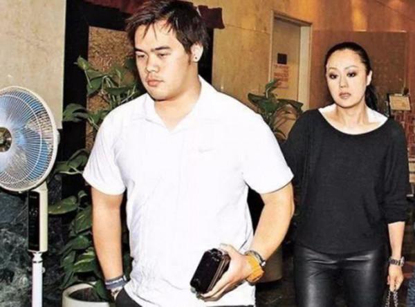 鍾鎮濤父女出遊，章小蕙26歲女兒腹部隆起被疑懷孕，本人親自回應