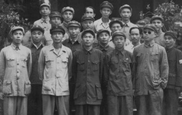 瀋陽軍區的政治部主任,39歲授少將,61歲被免職,74歲恢復軍籍 瀋陽軍區的政治部主任,39歲授少將,61歲被免職,74歲恢復軍籍