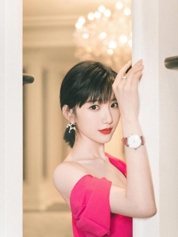 毛曉彤可以是甜美可愛的鄰家妹妹,也可以是主宰舞臺的霸氣女王 毛曉彤可以是甜美可愛的鄰家妹妹,也可以是主宰舞臺的霸氣女王