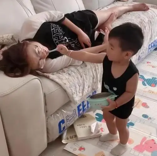 給孩子喂完飯看見這一幕,瞬間不想吃了,“明知道還有人沒吃飯” 給孩子喂完飯看見這一幕,瞬間不想吃了,“明知道還有人沒吃飯”