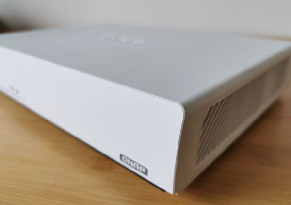 雙萬兆網口的異地組網神器：威聯通QHora-301W路由器使用體驗