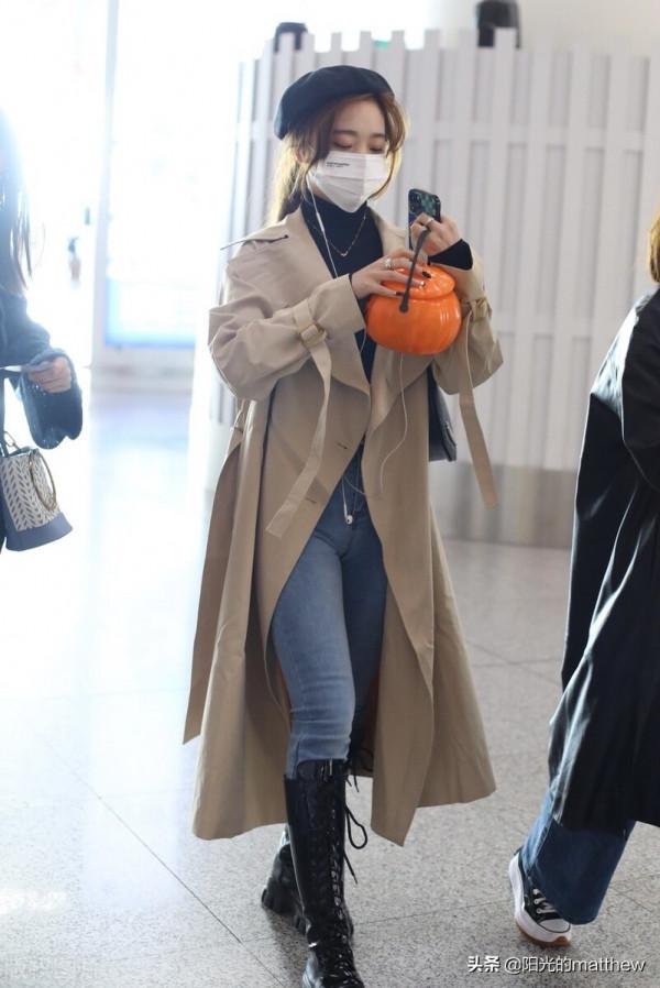 張紫寧街拍:戴帶蓓蕾清新時尚,把玩禮物專心致志 張紫寧街拍:戴帶蓓蕾清新時尚,把玩禮物專心致志