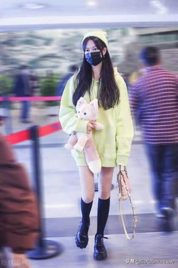 陸婷玉身穿熒光綠衛衣下身失蹤顯腿長，手捧小狸貓玩偶少女心爆棚