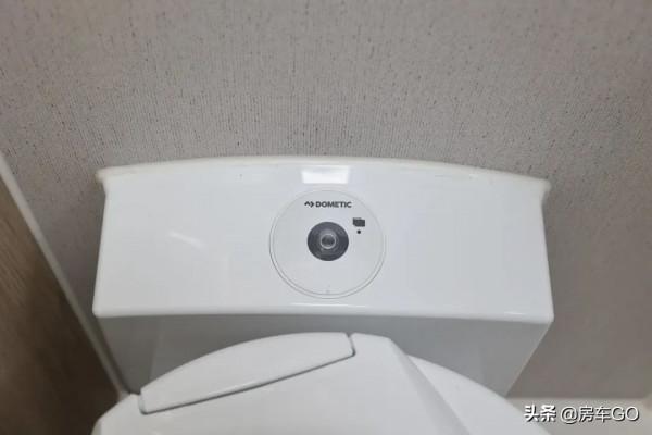 適合4-6人旅行的高配房車,標配820Ah電池+柴暖,可以四季出行 適合4-6人旅行的高配房車,標配820Ah電池+柴暖,可以四季出行