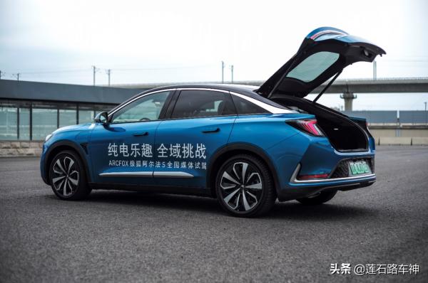 最大扭矩720牛·米 4.2秒破百 賽道試駕極狐阿爾法S 最大扭矩720牛·米 4.2秒破百 賽道試駕極狐阿爾法S