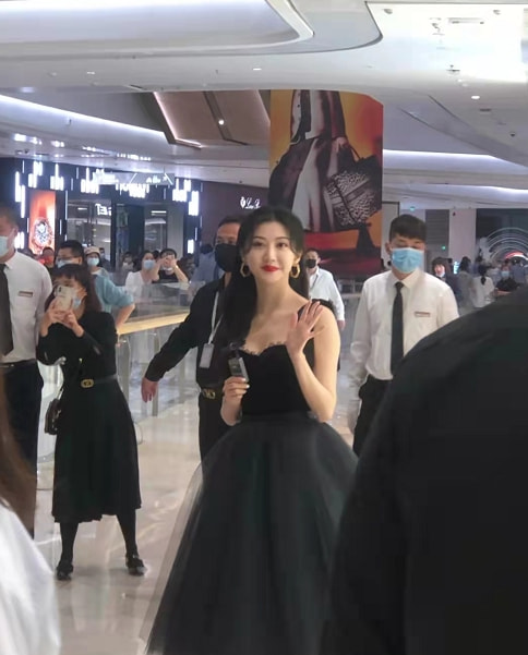 33歲景甜穿黑裙現身活動，生圖被贊人間富貴花，“嬰兒肌”搶鏡