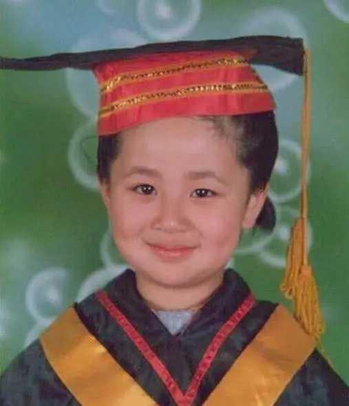 10位當紅女星童年照：熱巴精緻、楊冪“齙牙”，趙麗穎讓人認不出