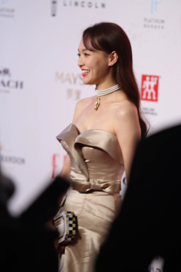 駕馭金色禮服的女星，能駕馭萬色