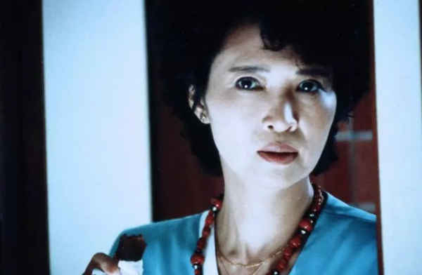 第一個甩了謝賢的女人，因慈善向那英下跪，蕭芳芳到底是什麼來頭