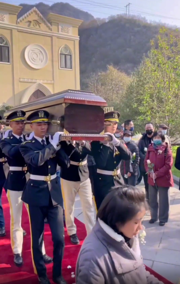 楊在葆安葬儀式現場曝光，六人抬棺風光大葬，遺孀陳麗明難忍悲痛