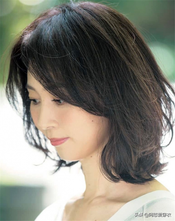 會燙髮才不顯老!給40歲以上女人的髮型建議:色淺、卷大、齊肩 會燙髮才不顯老!給40歲以上女人的髮型建議:色淺、卷大、齊肩