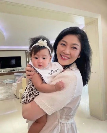 54歲英拉好福氣：相伴25年的男友在家等她，長兄如父護她半生周全