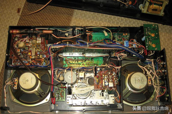 一款漂亮的80年代行動式音響 貝斯頓Beston 4000 收音機 錄音機 一款漂亮的80年代行動式音響 貝斯頓Beston 4000 收音機 錄音機