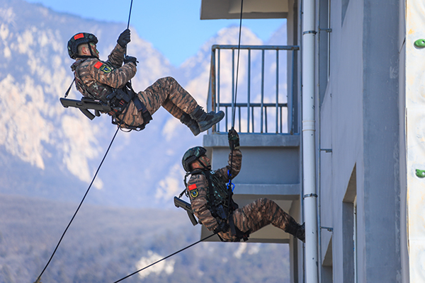 硝煙瀰漫 直擊武警偵察隊員冬季大練兵