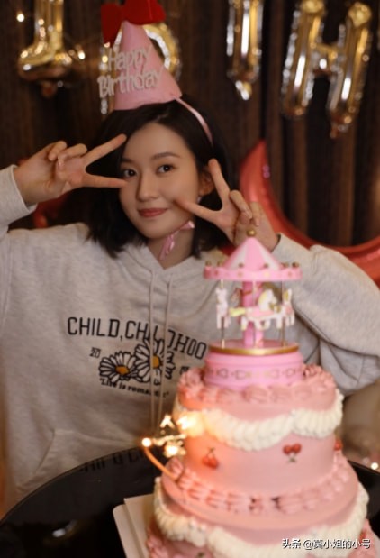 娛樂圈公認的7位富二代女星：最大的42歲，姚安娜想靠演技出圈