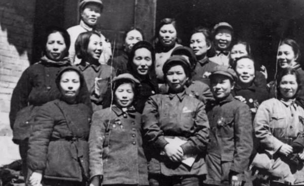 兒子陪媽來烈士陵園，竟發現墓碑上有媽的名字，隨即向政府打報告