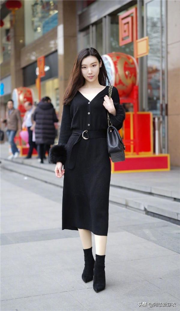 2021秋冬又火了一條裙子叫“針織裙”，洋氣顯瘦，配大衣穿就很美