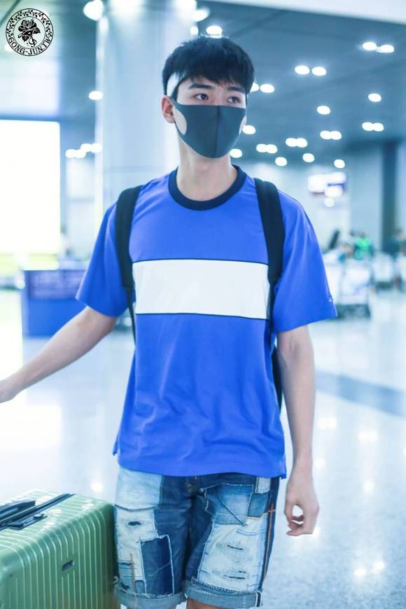 美少年龔俊在成名前在絲機場拍攝的帥氣照片,你最喜歡哪一套? 美少年龔俊在成名前在絲機場拍攝的帥氣照片,你最喜歡哪一套?