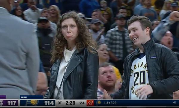 女球迷嘲諷詹皇愛哭寶寶被趕走！勒布朗關鍵球轟17分，送雙重打臉