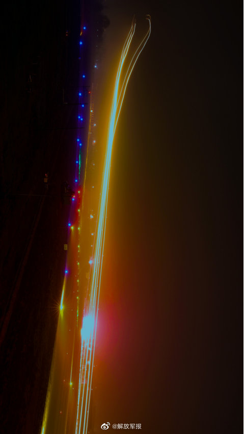 向戰而飛！戰鷹夜訓酷圖上新