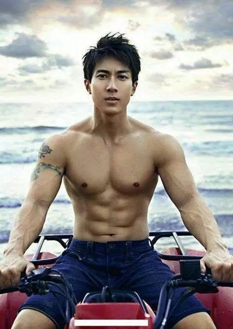 男星的腹肌有多炫，看到吳磊，網友表示：這聲老公我先叫