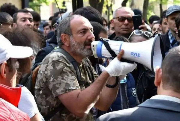 亞美尼亞總理帕希尼揚，戰敗前被人民奉為英雄，戰敗後四面楚歌