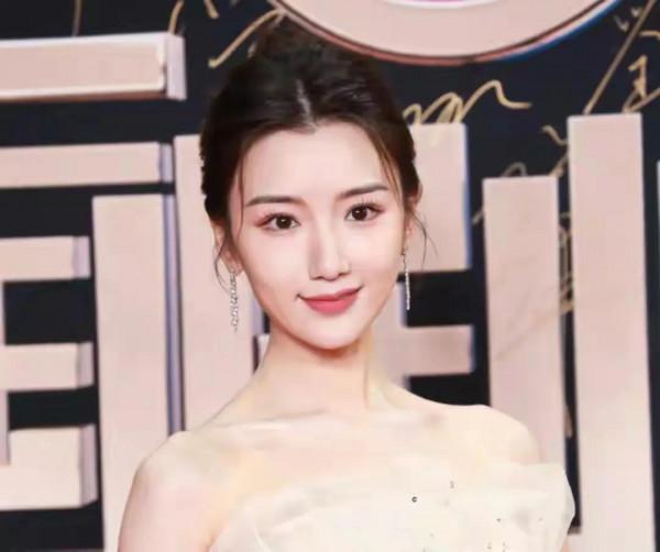 國劇盛典紅地毯:有驚喜也有驚嚇,毛曉彤最驚豔,劉奕君意外翻車 國劇盛典紅地毯:有驚喜也有驚嚇,毛曉彤最驚豔,劉奕君意外翻車