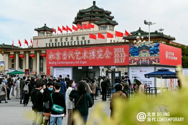 鳳凰藝術 每週藝聞 | 班克斯的畫又被碎了一次 阿布拉莫維奇新作亮相