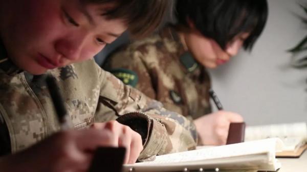 真棒！防化女兵考核，比滿分成績還快20秒