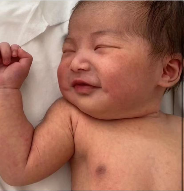 名媛朱珠高調曬全家福!她難得穿褲裝美貌創新高,女兒小梨渦超美 名媛朱珠高調曬全家福!她難得穿褲裝美貌創新高,女兒小梨渦超美