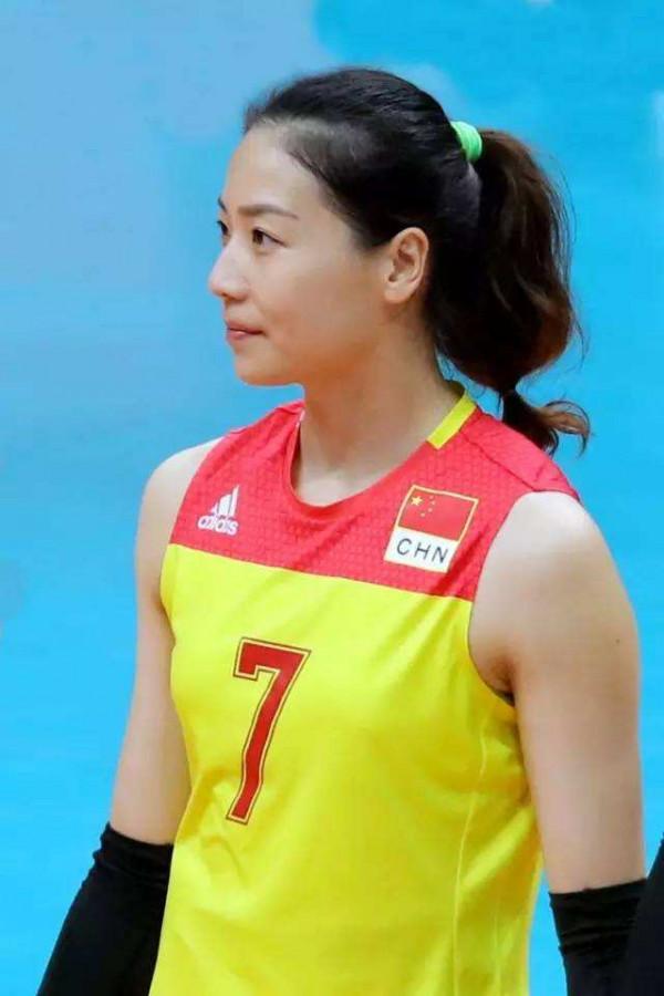 中國女排魏秋月：亞洲最美二傳，嫁郎平助教，與丈夫15歲就相識