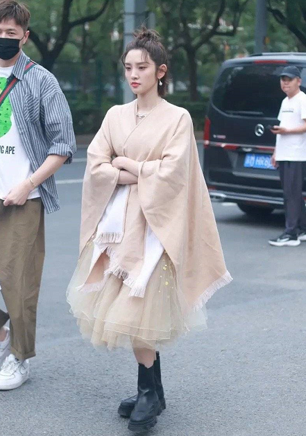 當媽的唐藝昕少女模樣不變,氣質卻越來越貴婦,披裸色披肩好優雅 當媽的唐藝昕少女模樣不變,氣質卻越來越貴婦,披裸色披肩好優雅