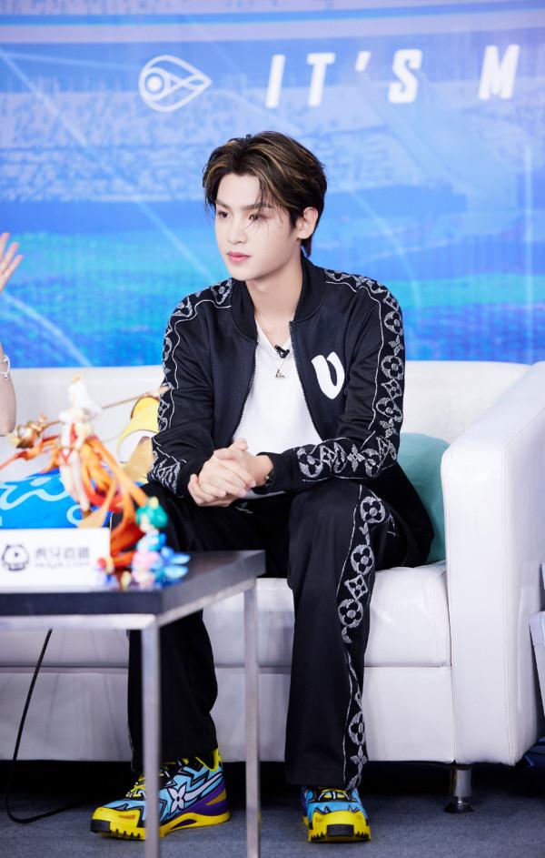 穿長裙、塗指甲油的boy黃明昊，男生還能這麼搭