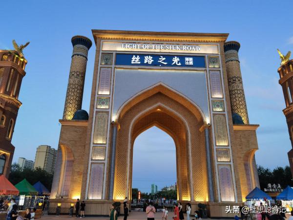 漢EV自駕新疆伊犁,夜市的伊寧絲路之光旅遊小鎮,美食的天堂 漢EV自駕新疆伊犁,夜市的伊寧絲路之光旅遊小鎮,美食的天堂