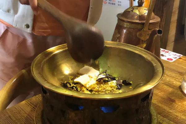 北京的蒙古餐廳，帶您感受一下大口吃肉，大口喝酒的快感