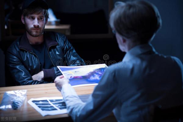 英國男孩討好漂亮女友，編造富二代謊言，10年前被揭穿後殺害父母