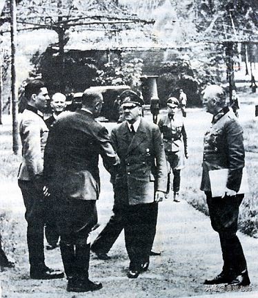 刺殺希特勒的施陶芬貝格上校，為何沒有選擇&OpenCurlyDoubleQuote;同歸於盡&rdquo;？