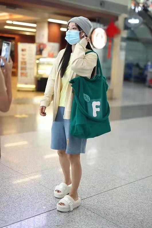張嘉倪為了時髦很“用力”，短褲配毛線帽和毛毛拖，不知過冬過夏