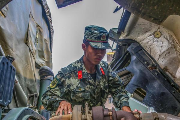 直擊武警官兵搶險救援實兵演練